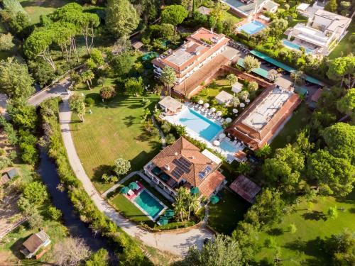een luchtzicht op een herenhuis met een zwembad bij California Park Hotel in Forte dei Marmi