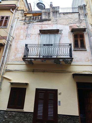 Ce bâtiment ancien dispose d'un balcon et d'une fenêtre. dans l'établissement Appartamento, à Montelepre