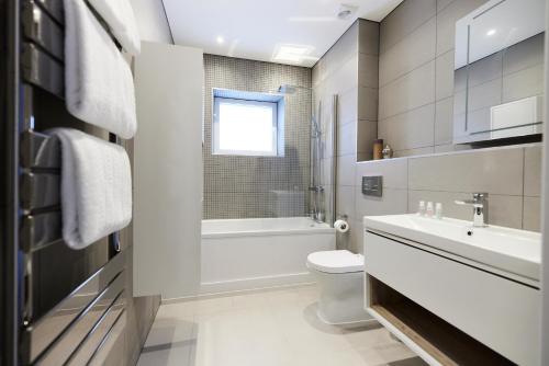łazienka z toaletą, umywalką i wanną w obiekcie The Wembley Park Sanctuary - Stunning 2BDR Flat with Balcony w Londynie