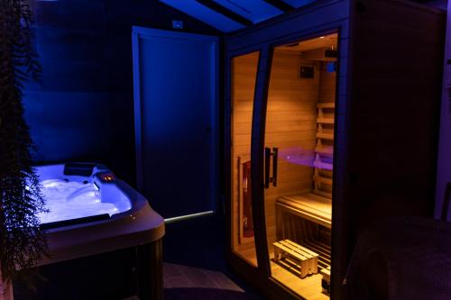 a bathroom with a sink and a sauna at Frasteva Resort in Valverde