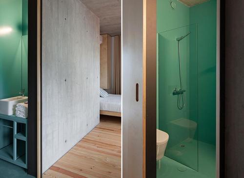twee foto's van een badkamer met een douche en een toilet bij Oh! Porto - Whole Property in Vila Nova de Gaia