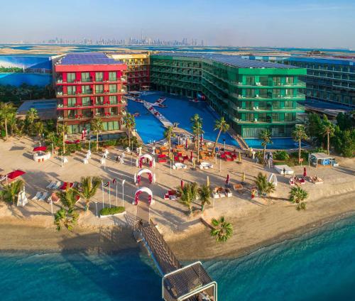 ドバイにあるvoco Monaco Dubai, an IHG Hotel, Adults Only, World Islandsのビーチのリゾートの空中ビュー