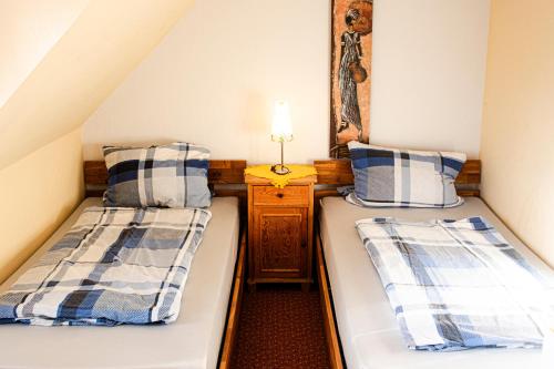 2 Einzelbetten in einem kleinen Zimmer im Dachgeschoss in der Unterkunft Landhaus Müden in Faßberg