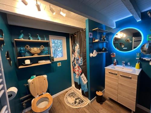 La salle de bains bleue est pourvue de toilettes et d'un lavabo. dans l'établissement Wonderland21, à Saint-Germain-sur-Morin