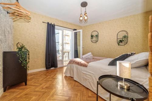- une chambre avec un lit, une table et une fenêtre dans l'établissement Maison 15 couchages idéale pour séjour en groupe, à Clermont-Ferrand