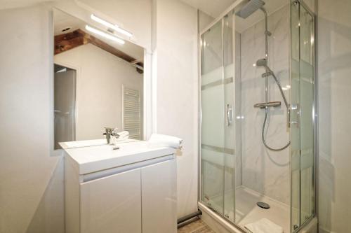 La salle de bains est pourvue d'un lavabo et d'une douche. dans l'établissement Maison 15 couchages idéale pour séjour en groupe, à Clermont-Ferrand