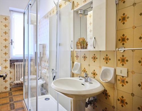 ein Bad mit einem Waschbecken und einer Dusche in der Unterkunft Appartamento Filippo in Baveno