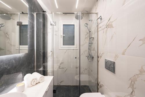 uma casa de banho com um chuveiro e um WC. em Exclusive and Deluxe Apartment in Athens City em Atenas