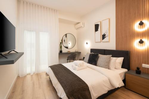 - une chambre avec un grand lit et une télévision dans l'établissement Exclusive and Deluxe Apartment in Athens City, à Athènes