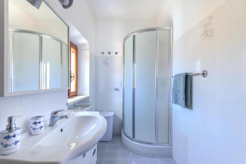 Bilik mandi di Casa Arancio