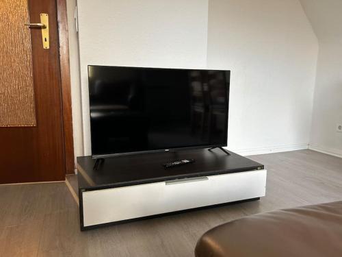 En TV eller et underholdningssystem på Monteur-Suite ,Appartement AVD 7