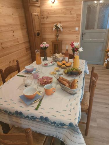 uma mesa com comida e bebidas em cima em La grande fistoire d'Annie 