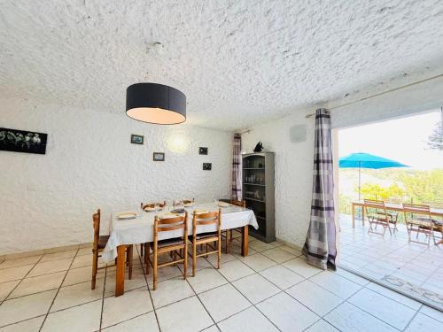 une salle à manger avec une table et des chaises dans l'établissement Appartement Aria Marina 2 Lumio, à Lumio