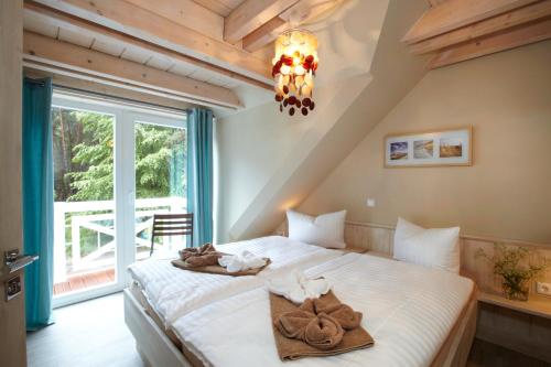 ein Schlafzimmer mit einem Bett mit Handtüchern darauf in der Unterkunft Strandhäuser Blankenfohrt in Ückeritz