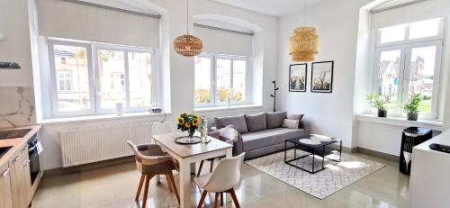 a living room with a couch and a table at Komfortowy apartament lux parter w okolicy jeziora i Gór Sowich in Bielawa