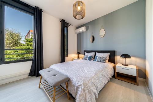 1 dormitorio con cama y ventana grande en L'éclat tropical, magnifique T3 sur front de mer, en Saint-Pierre