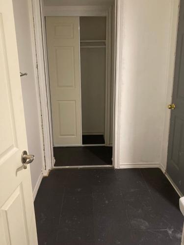 Habitación vacía con puerta y armario en Spruce Lodge, en London