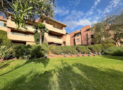 une grande cour devant un bâtiment dans l'établissement Appartement de Luxe à Marrakech!, à Marrakech