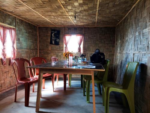 comedor con mesa de madera y sillas en Shaguns Homestay by Retrea8stay en Kalimpong