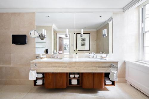 baño con lavabo grande y espejo en The Pierre, A Taj Hotel, New York, en Nueva York