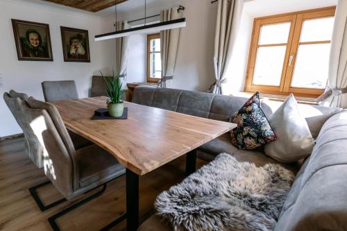 salon z kanapą i drewnianym stołem w obiekcie Chalet 1593 w mieście Vandans