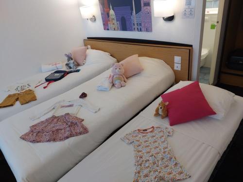 Кровать или кровати в номере Kyriad Blois Nord