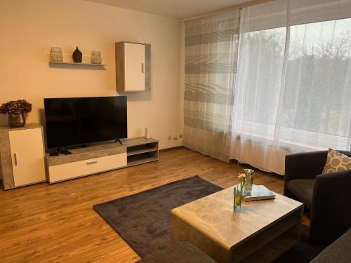 sala de estar con TV de pantalla plana grande en Bruchköbel 4 auch für Monteure en Bruchköbel