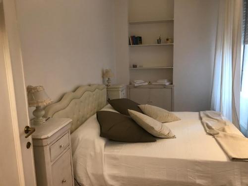 a bedroom with a white bed with pillows on it at Fleur Blanche in Verona