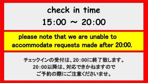 um sinal que lê o horário de check-in e uma nota que não podemos acomodar em 宮古島ゲストハウス cocoikoi em Ilhas Miyako