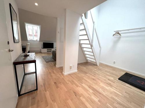 TV a/nebo společenská místnost v ubytování Elegant Apartment In The Heart Of The City