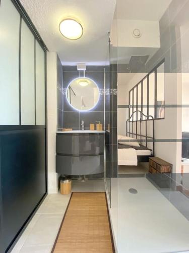 une salle de bain avec un lavabo et un miroir dans l'établissement Studio 535, Port Nature 5 au village naturiste, au Cap d'Agde