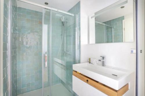 une salle de bain avec un lavabo et une douche en verre dans l'établissement 3RAM - Magnifique aptt situé en face des plages du Prado, à Marseille