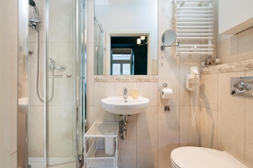 een badkamer met een wastafel en een douche bij Green Gertrudy in Krakau