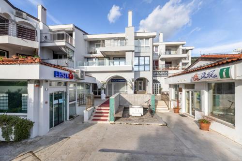 an empty street in front of a building at Apartman 114 in Baška