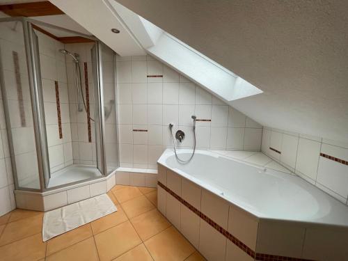 a large bathroom with a tub and a shower at Primel in Blaichach