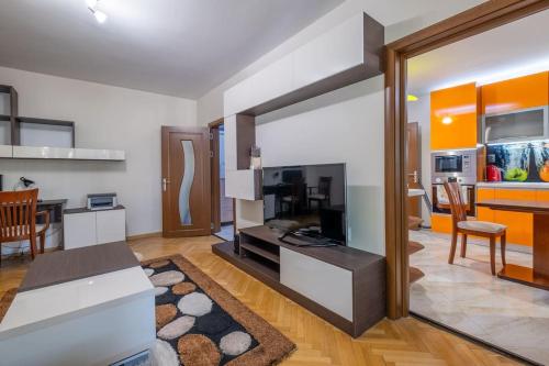 een woonkamer met een keuken en een eetkamer bij Spacious Newly Furnished 1 BDRM Apartment in Sofia