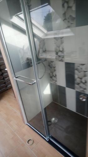 - une porte de douche en verre dans la chambre dans l'établissement Ty-garde, à Peumérit