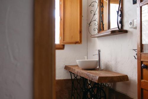ein Badezimmer mit einem Spülbecken auf der Theke in der Unterkunft Peñalosa in Pruna