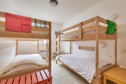 une chambre avec deux lits superposés dans une pièce dans l'établissement 700m plage d'Arès- Jardin et pins, maison pour 4, à Arès