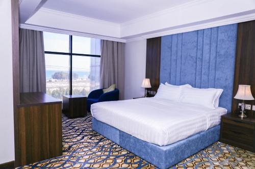 een hotelkamer met een bed en een bureau bij Hola Hotel in Al Jubail