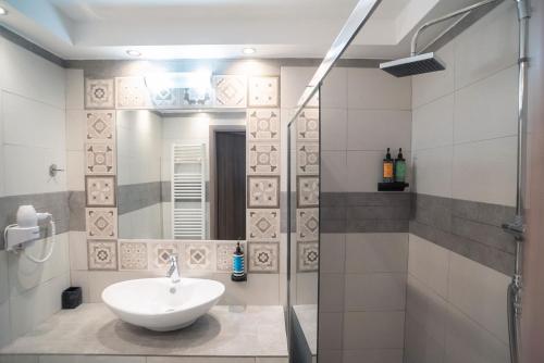 Koupelna v ubytování Aegli Suites