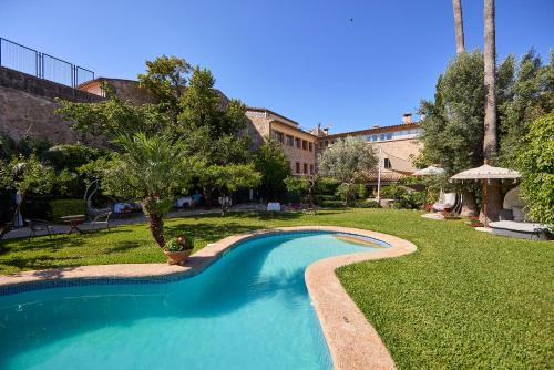 einen Pool in einem Hof mit einem Gebäude in der Unterkunft Son Sant Jordi Boutique House in Pollença