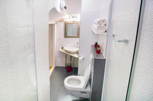 Bathroom sa Get Split Luxury Apartment