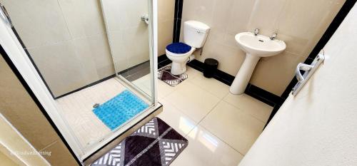 Un baño pequeño con inodoro y lavabo. en Kwabiela 3 - Sleeps 6, en Margate