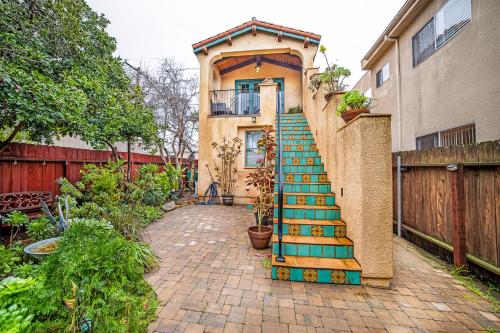 Spanish Style Cozy Studio في سان دييغو: درج يؤدي الى منزل به سياج