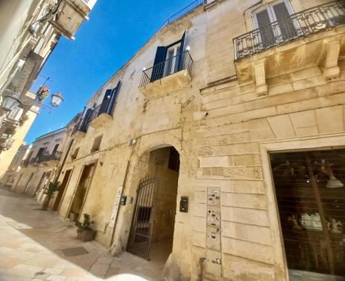 an old stone building with a door and a balcony at Li Frati Suite in Lecce
