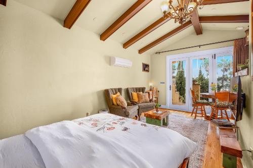 Katil atau katil-katil dalam bilik di Spanish Style Cozy Studio