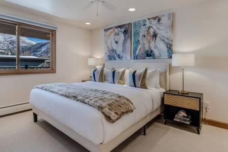 New Listing 2BR 2BA Condo - Mountain Views في أسبين: غرفة نوم بيضاء مع سرير كبير ونافذة