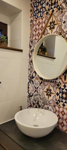 een badkamer met een witte wastafel en een spiegel bij Domek Marylin in MaryLin