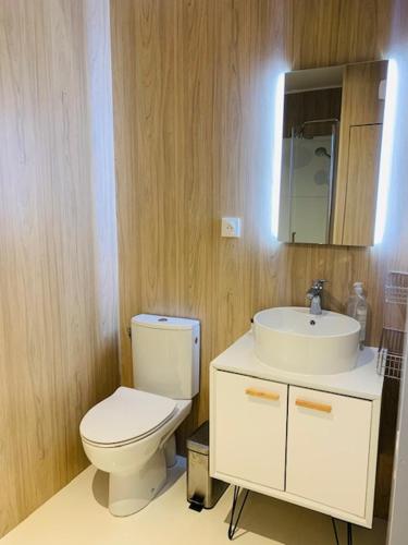Tiny House à 10min du Mont Saint Michel في بونتورسون: حمام به مرحاض أبيض ومغسلة
